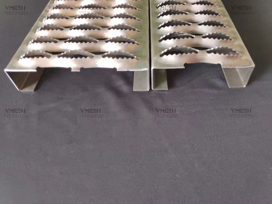 Bậc thang nhôm chống trượt mạ kẽm dày 2.5mm