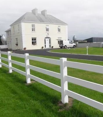 Phòng cắm đường sắt nhựa màu trắng Vinyl 3 đường ray 4 đường ray ngựa PVC Farm