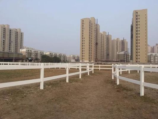 Đường sắt PVC màu đen trắng ổn định Ranch Paddock ngựa