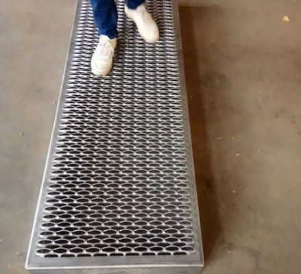 Phòng chống trượt Grip Strut an toàn Perforated Grating Metal Walkway Panel