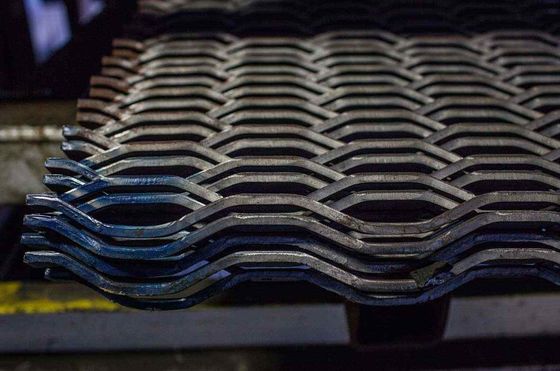 Hot Dip Galvanized Hexagonal lỗ mở rộng kim loại lưới cho catwalk lưới