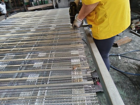 Lưới kim loại giãn nở mạ kẽm làm ván khuôn đổ bê tông cho xây dựng hồ bơi
