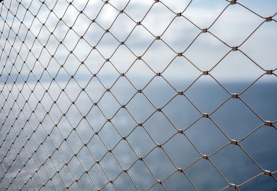 Lưới thép không gỉ mềm với góc mở mắt lưới 60° và hoàn thiện mạ kẽm được đánh bóng để bảo vệ công trình