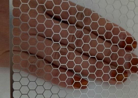 Bụi phủ màu đen nhôm Hexagonal vòng lỗ loa lưới đâm kim loại
