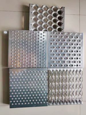 Hình dạng lỗ kim cương HDg Grip Strut an toàn Lưới cầu thang Treads Thép chống trượt