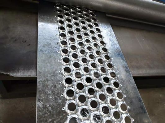 Bậc thang chống trượt an toàn bằng thép tấm đục lỗ ngoài trời