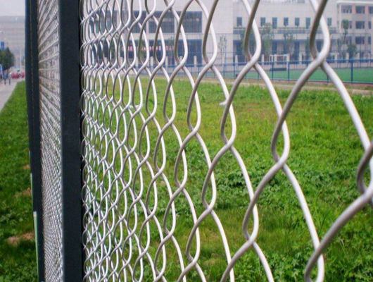 Hot Dip Galvanized Chain Link hàng rào 5ft cho các sân thể thao