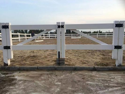 Đường sắt PVC màu đen trắng ổn định Ranch Paddock ngựa