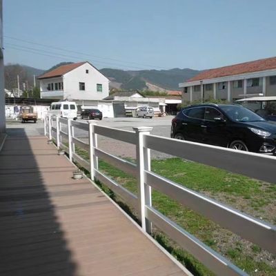 Rào chắn vinyl ngoài trời 1.5 * 2.5m màu trắng PVC đường sắt