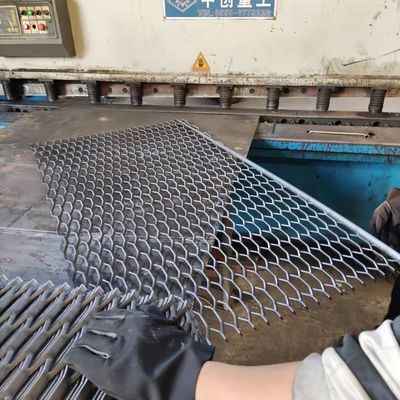 Độ dày 3 mm Sơn tĩnh điện Cửa sổ lưới kim loại mở rộng chịu lực nặng