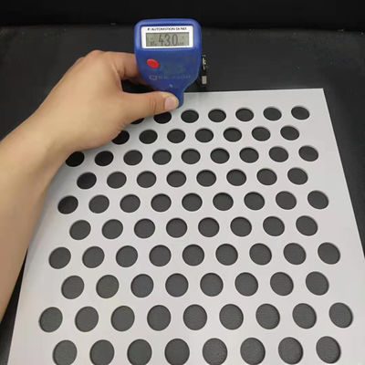 Bảng nhựa lỗ nhẹ với lỗ tròn