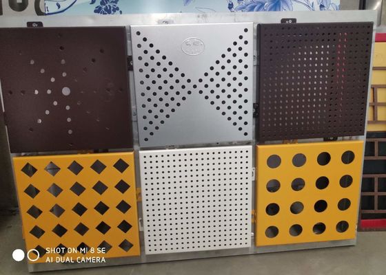 Màn che mặt tiền Tấm lưới kim loại đục lỗ 10% -50% Diện tích mở OEM ODM