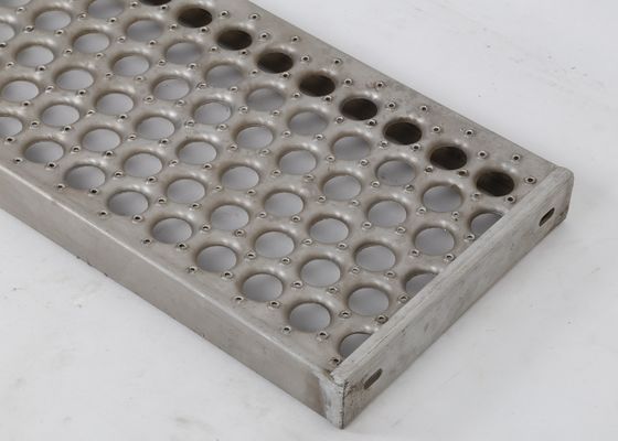 Lưới thép lối đi an toàn có 2 mũi đóng mái