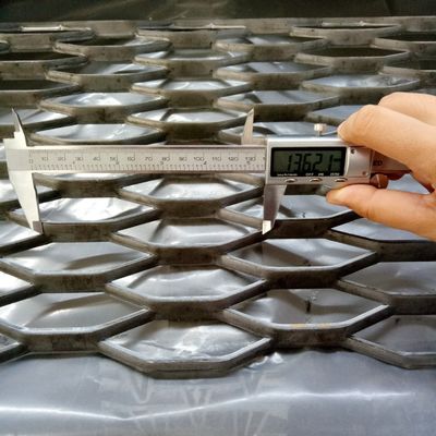 Tấm lưới kim loại mở rộng 3.0lbs mạ kẽm Tấm sàn lưới chống trượt