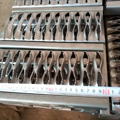 Chống trượt Grip Strut an toàn Lưới kim cương Lỗ thép mạ kẽm 10 Gauge Ván lối đi